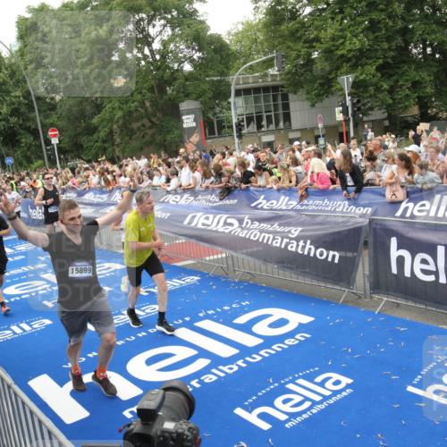 29.06.2025 - hella hamburg halbmarathon Michael Strokosch http://msf.ph/oto/8537928 29.06.2025 10:51:49 Ziel  meine-sportfotos.de