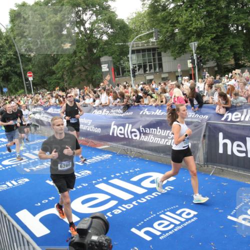 29.06.2025 - hella hamburg halbmarathon Michael Strokosch http://msf.ph/oto/8537932 29.06.2025 10:51:50 Ziel  meine-sportfotos.de