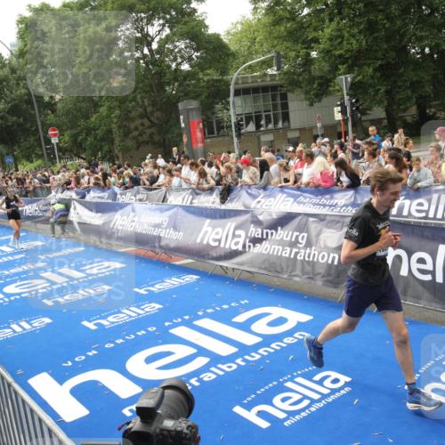 29.06.2025 - hella hamburg halbmarathon Michael Strokosch http://msf.ph/oto/8537937 29.06.2025 10:33:56 Ziel  meine-sportfotos.de