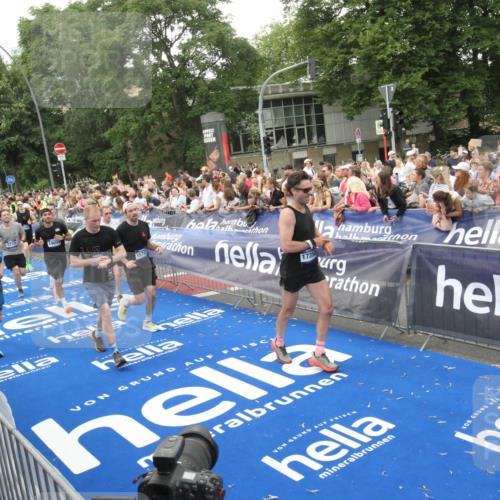 29.06.2025 - hella hamburg halbmarathon Michael Strokosch http://msf.ph/oto/8537939 29.06.2025 10:51:51 Ziel  meine-sportfotos.de
