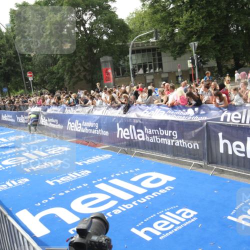 29.06.2025 - hella hamburg halbmarathon Michael Strokosch http://msf.ph/oto/8537954 29.06.2025 10:34:03 Ziel  meine-sportfotos.de