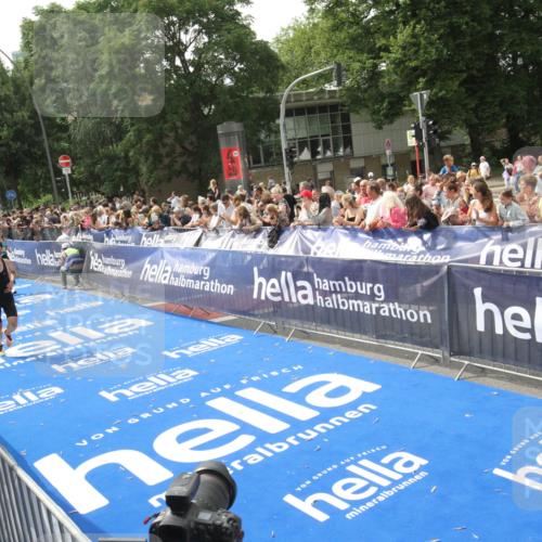 29.06.2025 - hella hamburg halbmarathon Michael Strokosch http://msf.ph/oto/8537956 29.06.2025 10:34:04 Ziel  meine-sportfotos.de