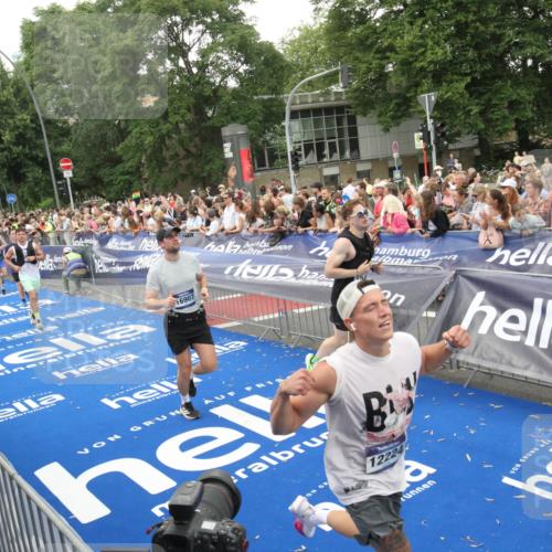 29.06.2025 - hella hamburg halbmarathon Michael Strokosch http://msf.ph/oto/8537957 29.06.2025 10:51:55 Ziel  meine-sportfotos.de