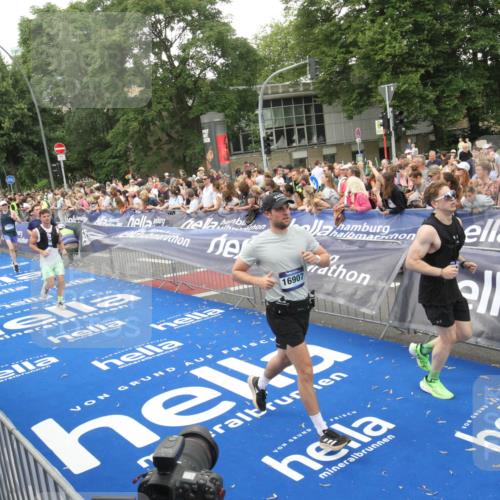 29.06.2025 - hella hamburg halbmarathon Michael Strokosch http://msf.ph/oto/8537959 29.06.2025 10:51:55 Ziel  meine-sportfotos.de