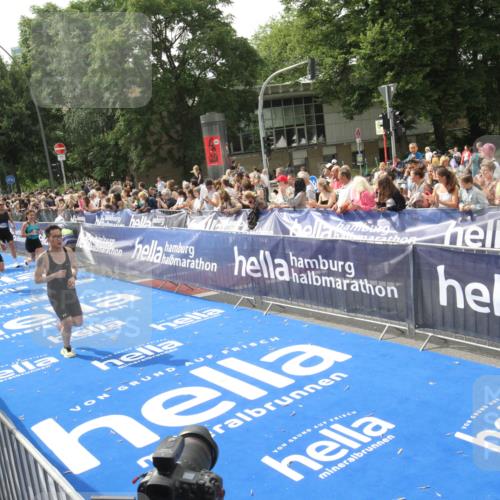 29.06.2025 - hella hamburg halbmarathon Michael Strokosch http://msf.ph/oto/8537960 29.06.2025 10:34:04 Ziel  meine-sportfotos.de