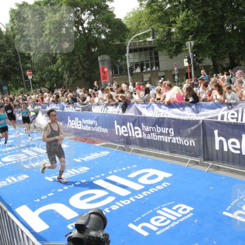29.06.2025 - hella hamburg halbmarathon Michael Strokosch http://msf.ph/oto/8537962 29.06.2025 10:34:05 Ziel  meine-sportfotos.de
