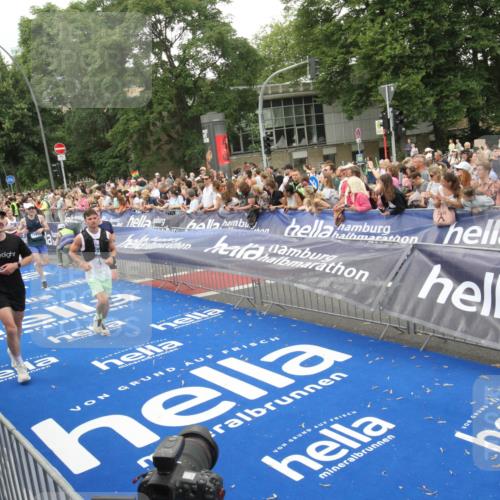 29.06.2025 - hella hamburg halbmarathon Michael Strokosch http://msf.ph/oto/8537963 29.06.2025 10:51:56 Ziel  meine-sportfotos.de
