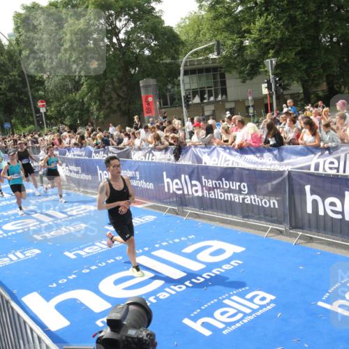29.06.2025 - hella hamburg halbmarathon Michael Strokosch http://msf.ph/oto/8537964 29.06.2025 10:34:05 Ziel  meine-sportfotos.de