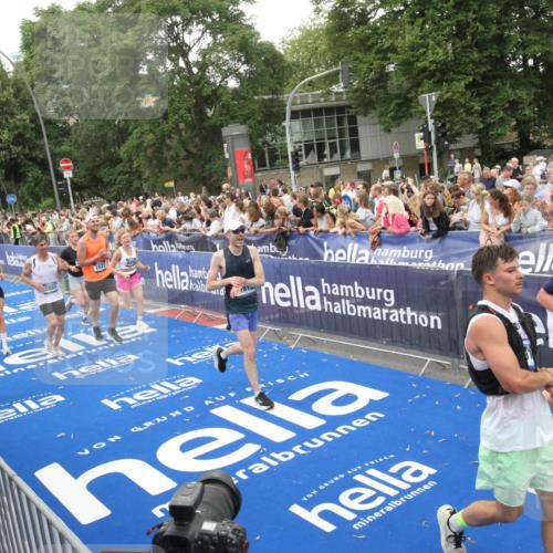 29.06.2025 - hella hamburg halbmarathon Michael Strokosch http://msf.ph/oto/8537973 29.06.2025 10:51:58 Ziel  meine-sportfotos.de