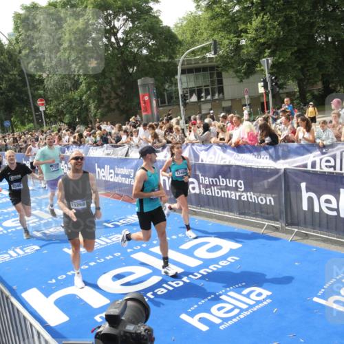 29.06.2025 - hella hamburg halbmarathon Michael Strokosch http://msf.ph/oto/8537974 29.06.2025 10:34:07 Ziel  meine-sportfotos.de