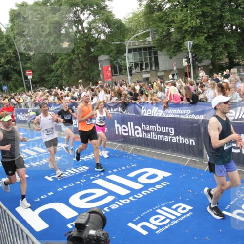 29.06.2025 - hella hamburg halbmarathon Michael Strokosch http://msf.ph/oto/8537977 29.06.2025 10:51:59 Ziel  meine-sportfotos.de