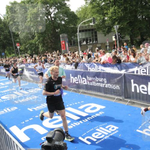 29.06.2025 - hella hamburg halbmarathon Michael Strokosch http://msf.ph/oto/8537980 29.06.2025 10:34:08 Ziel  meine-sportfotos.de