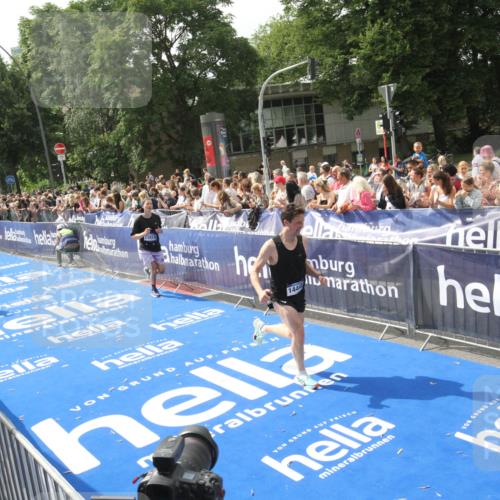 29.06.2025 - hella hamburg halbmarathon Michael Strokosch http://msf.ph/oto/8537990 29.06.2025 10:34:10 Ziel  meine-sportfotos.de