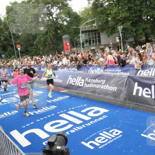 29.06.2025 - hella hamburg halbmarathon Michael Strokosch http://msf.ph/oto/8537991 29.06.2025 10:52:04 Ziel  meine-sportfotos.de