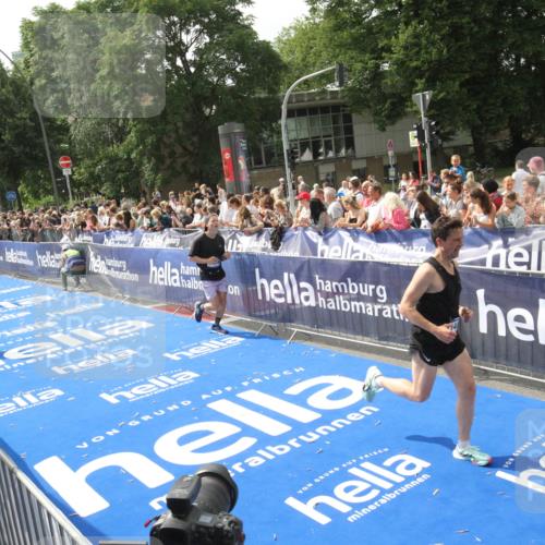 29.06.2025 - hella hamburg halbmarathon Michael Strokosch http://msf.ph/oto/8537992 29.06.2025 10:34:10 Ziel  meine-sportfotos.de