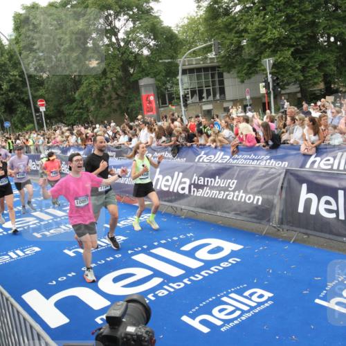 29.06.2025 - hella hamburg halbmarathon Michael Strokosch http://msf.ph/oto/8537993 29.06.2025 10:52:04 Ziel  meine-sportfotos.de