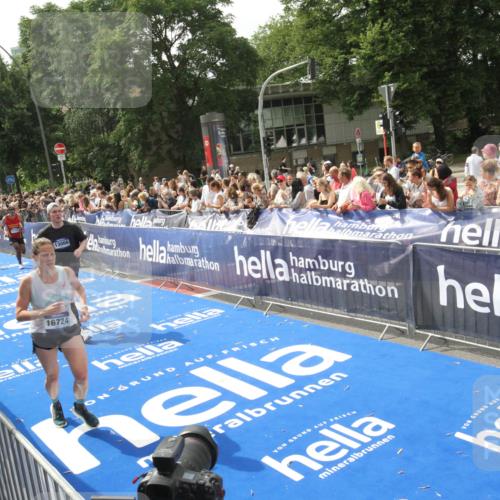 29.06.2025 - hella hamburg halbmarathon Michael Strokosch http://msf.ph/oto/8537997 29.06.2025 10:34:12 Ziel  meine-sportfotos.de