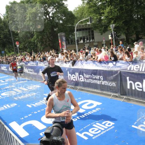 29.06.2025 - hella hamburg halbmarathon Michael Strokosch http://msf.ph/oto/8538001 29.06.2025 10:34:12 Ziel  meine-sportfotos.de