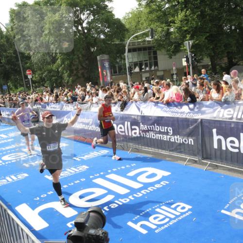 29.06.2025 - hella hamburg halbmarathon Michael Strokosch http://msf.ph/oto/8538005 29.06.2025 10:34:14 Ziel  meine-sportfotos.de