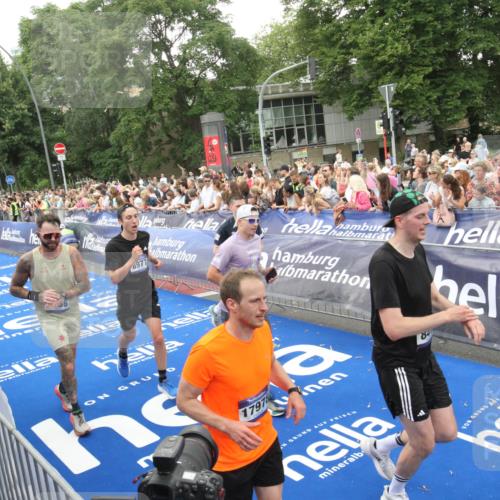 29.06.2025 - hella hamburg halbmarathon Michael Strokosch http://msf.ph/oto/8538006 29.06.2025 10:52:07 Ziel  meine-sportfotos.de