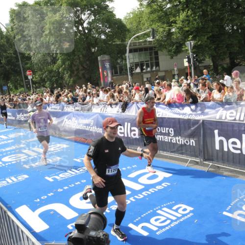 29.06.2025 - hella hamburg halbmarathon Michael Strokosch http://msf.ph/oto/8538007 29.06.2025 10:34:14 Ziel  meine-sportfotos.de