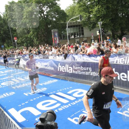29.06.2025 - hella hamburg halbmarathon Michael Strokosch http://msf.ph/oto/8538008 29.06.2025 10:34:15 Ziel  meine-sportfotos.de