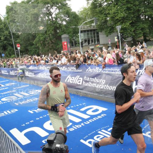 29.06.2025 - hella hamburg halbmarathon Michael Strokosch http://msf.ph/oto/8538009 29.06.2025 10:52:07 Ziel  meine-sportfotos.de