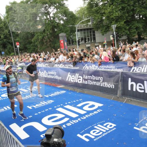29.06.2025 - hella hamburg halbmarathon Michael Strokosch http://msf.ph/oto/8538013 29.06.2025 10:52:09 Ziel  meine-sportfotos.de