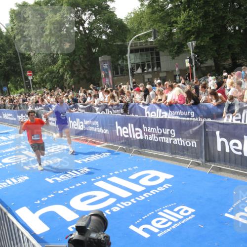 29.06.2025 - hella hamburg halbmarathon Michael Strokosch http://msf.ph/oto/8538020 29.06.2025 10:34:18 Ziel  meine-sportfotos.de