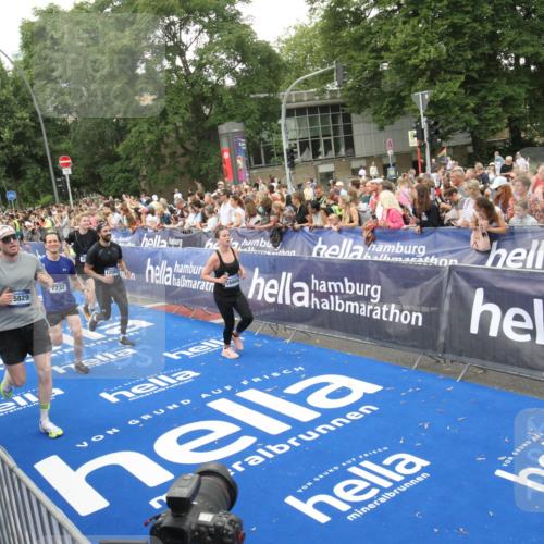 29.06.2025 - hella hamburg halbmarathon Michael Strokosch http://msf.ph/oto/8538023 29.06.2025 10:52:12 Ziel  meine-sportfotos.de