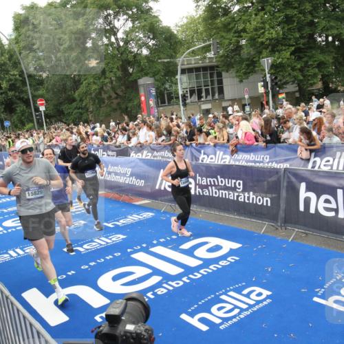 29.06.2025 - hella hamburg halbmarathon Michael Strokosch http://msf.ph/oto/8538025 29.06.2025 10:52:12 Ziel  meine-sportfotos.de