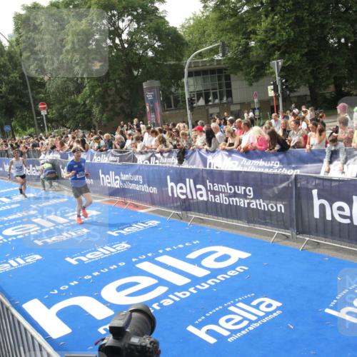 29.06.2025 - hella hamburg halbmarathon Michael Strokosch http://msf.ph/oto/8538026 29.06.2025 10:34:21 Ziel  meine-sportfotos.de