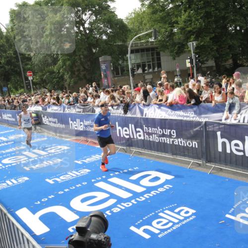 29.06.2025 - hella hamburg halbmarathon Michael Strokosch http://msf.ph/oto/8538030 29.06.2025 10:34:21 Ziel  meine-sportfotos.de