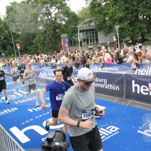 29.06.2025 - hella hamburg halbmarathon Michael Strokosch http://msf.ph/oto/8538031 29.06.2025 10:52:13 Ziel  meine-sportfotos.de