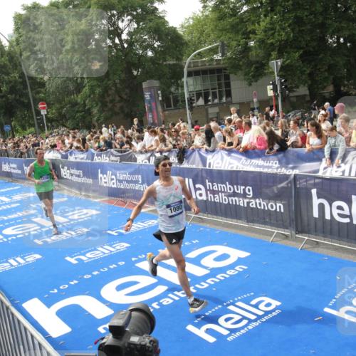 29.06.2025 - hella hamburg halbmarathon Michael Strokosch http://msf.ph/oto/8538034 29.06.2025 10:34:23 Ziel  meine-sportfotos.de