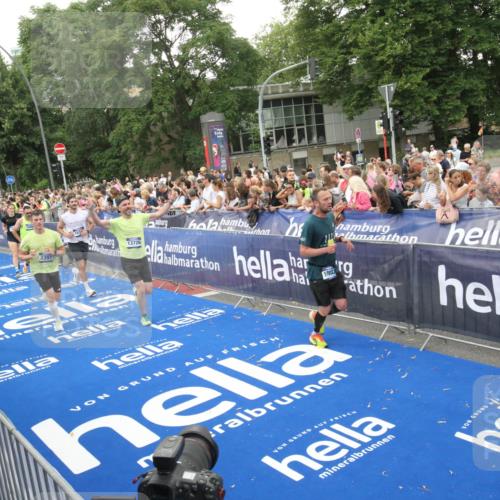 29.06.2025 - hella hamburg halbmarathon Michael Strokosch http://msf.ph/oto/8538040 29.06.2025 10:52:15 Ziel  meine-sportfotos.de