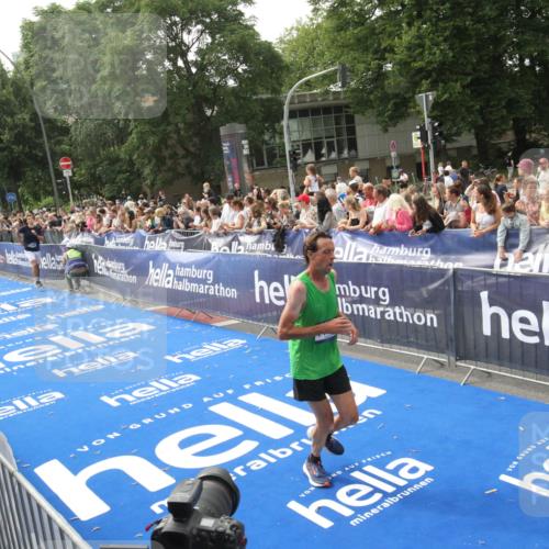 29.06.2025 - hella hamburg halbmarathon Michael Strokosch http://msf.ph/oto/8538043 29.06.2025 10:34:24 Ziel  meine-sportfotos.de