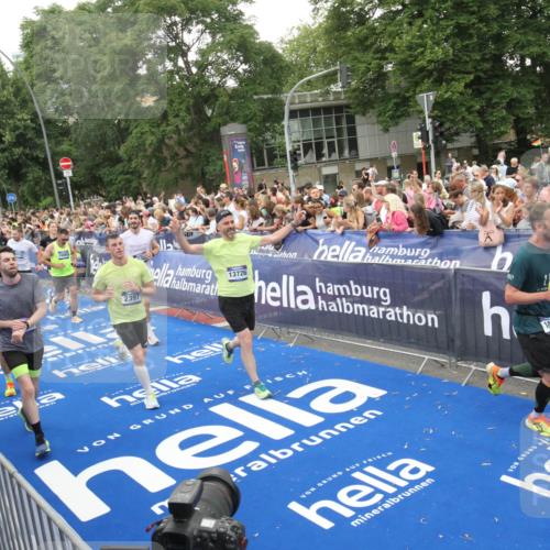 29.06.2025 - hella hamburg halbmarathon Michael Strokosch http://msf.ph/oto/8538044 29.06.2025 10:52:16 Ziel  meine-sportfotos.de