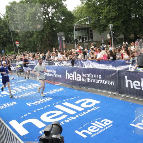 29.06.2025 - hella hamburg halbmarathon Michael Strokosch http://msf.ph/oto/8538047 29.06.2025 10:34:27 Ziel  meine-sportfotos.de