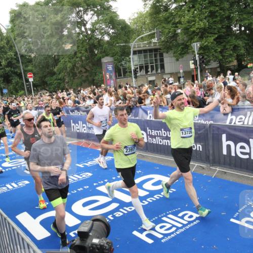 29.06.2025 - hella hamburg halbmarathon Michael Strokosch http://msf.ph/oto/8538048 29.06.2025 10:52:17 Ziel  meine-sportfotos.de