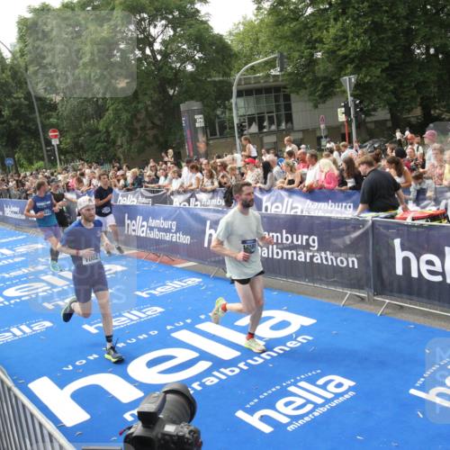 29.06.2025 - hella hamburg halbmarathon Michael Strokosch http://msf.ph/oto/8538049 29.06.2025 10:34:27 Ziel  meine-sportfotos.de