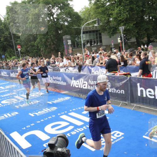 29.06.2025 - hella hamburg halbmarathon Michael Strokosch http://msf.ph/oto/8538051 29.06.2025 10:34:28 Ziel  meine-sportfotos.de