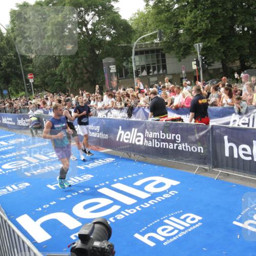 29.06.2025 - hella hamburg halbmarathon Michael Strokosch http://msf.ph/oto/8538053 29.06.2025 10:34:29 Ziel  meine-sportfotos.de