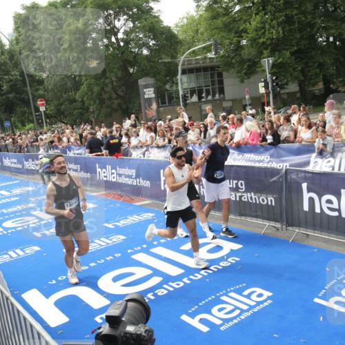 29.06.2025 - hella hamburg halbmarathon Michael Strokosch http://msf.ph/oto/8538059 29.06.2025 10:34:33 Ziel  meine-sportfotos.de
