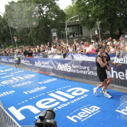 29.06.2025 - hella hamburg halbmarathon Michael Strokosch http://msf.ph/oto/8538061 29.06.2025 10:34:34 Ziel  meine-sportfotos.de