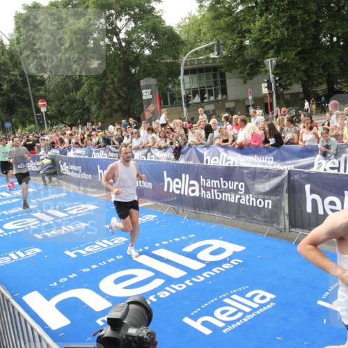 29.06.2025 - hella hamburg halbmarathon Michael Strokosch http://msf.ph/oto/8538063 29.06.2025 10:34:38 Ziel  meine-sportfotos.de