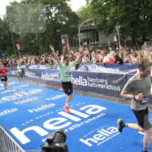29.06.2025 - hella hamburg halbmarathon Michael Strokosch http://msf.ph/oto/8538066 29.06.2025 10:34:41 Ziel  meine-sportfotos.de