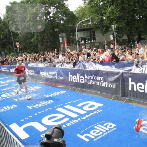 29.06.2025 - hella hamburg halbmarathon Michael Strokosch http://msf.ph/oto/8538068 29.06.2025 10:34:41 Ziel  meine-sportfotos.de
