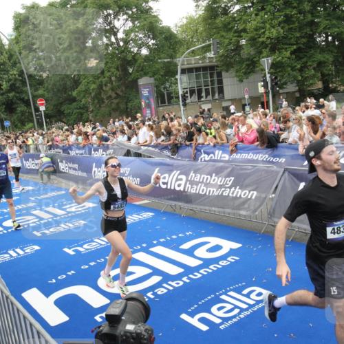 29.06.2025 - hella hamburg halbmarathon Michael Strokosch http://msf.ph/oto/8538069 29.06.2025 10:52:21 Ziel  meine-sportfotos.de