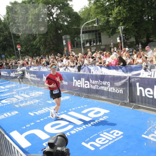 29.06.2025 - hella hamburg halbmarathon Michael Strokosch http://msf.ph/oto/8538070 29.06.2025 10:34:42 Ziel  meine-sportfotos.de